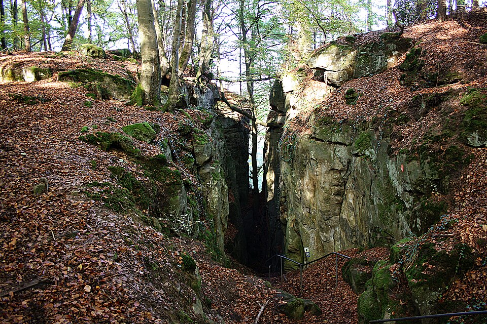 Teufelsschlucht bei Ernzen – enge Felsspalte im Wald